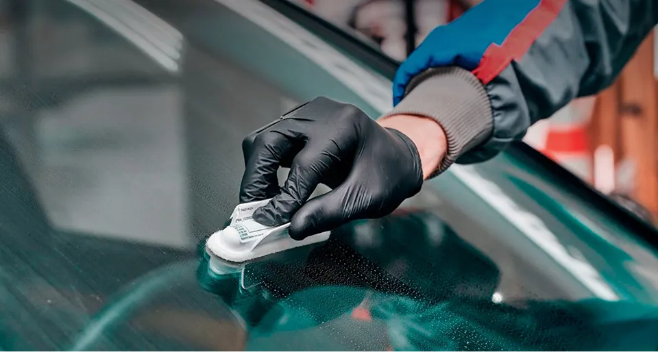 Нанесение покрытия антидождь / антилед на лобовое стекло